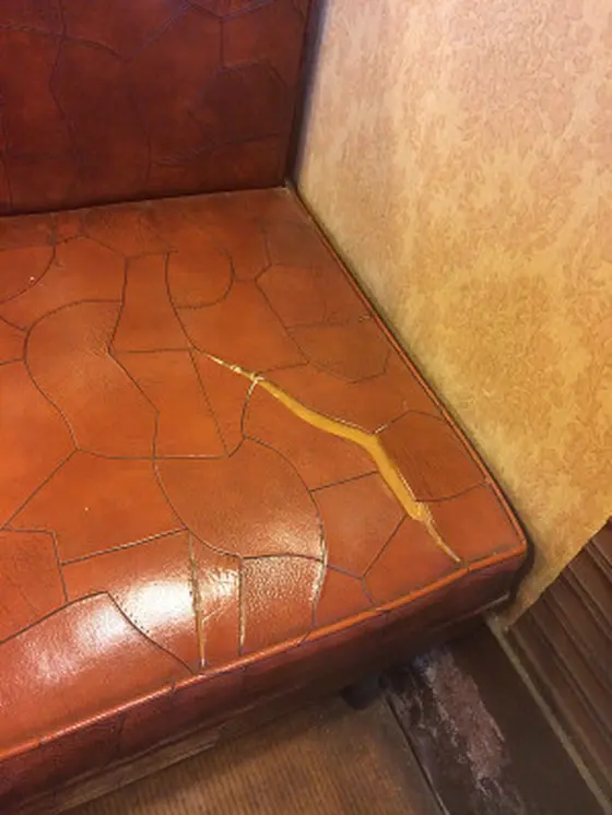 破れちゃってるソファ