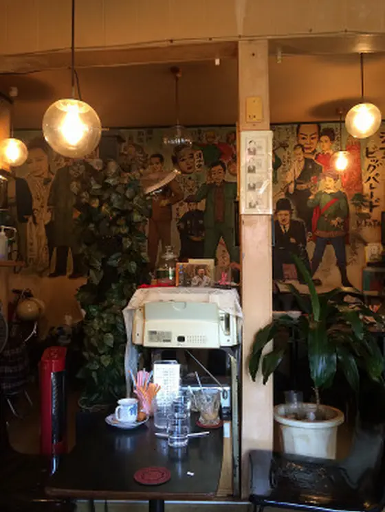 狭い店内に素敵な壁画