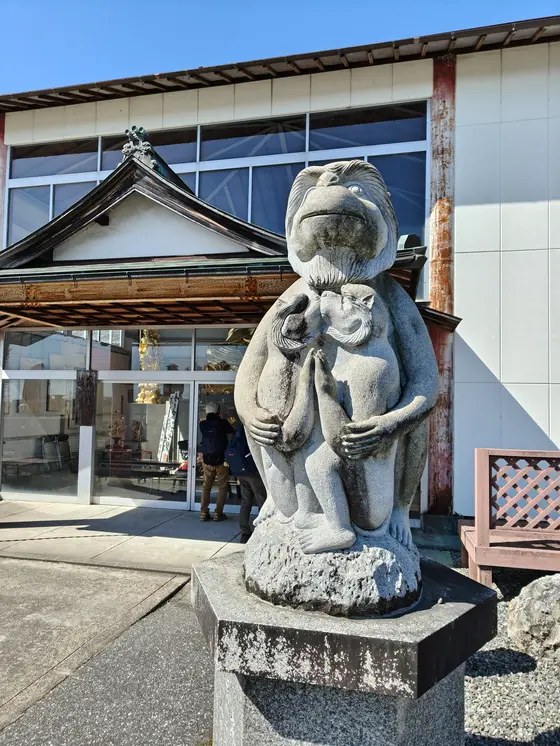 右側にはお猿さん像