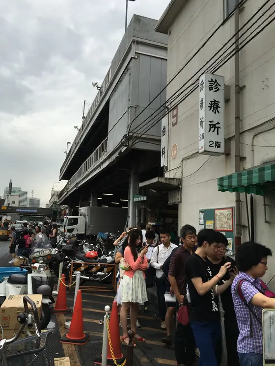 場内には小さいお店がギッシリ