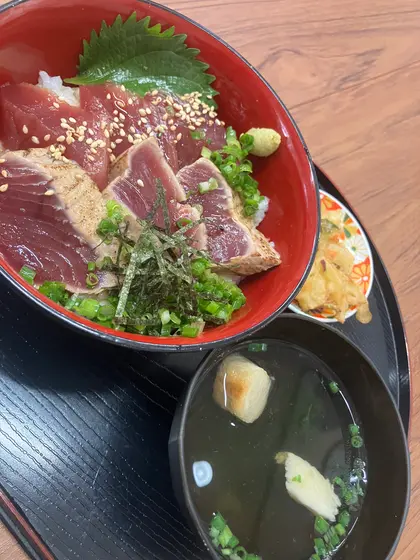 生と炙りの両方のせの丼