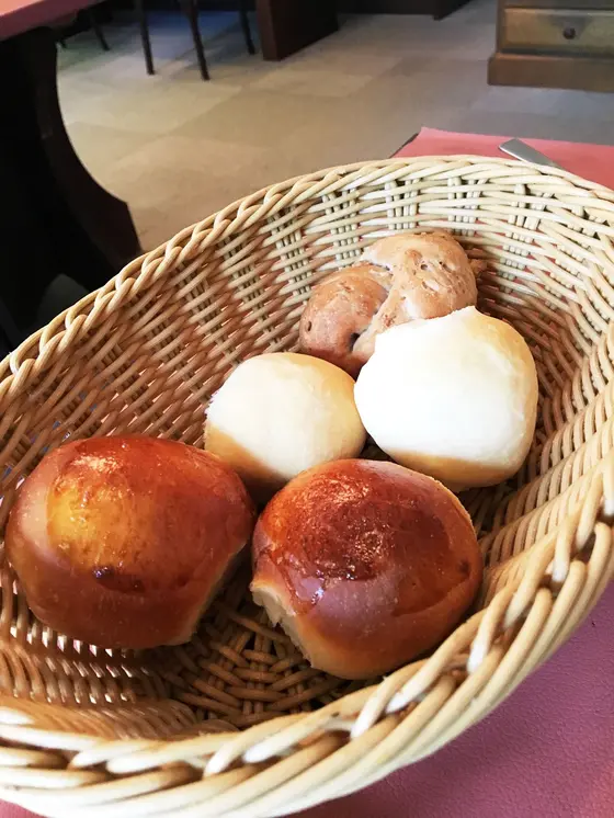 朝食のおかわり自由な焼き立てパン