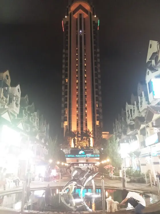 夜のホテルの外観です