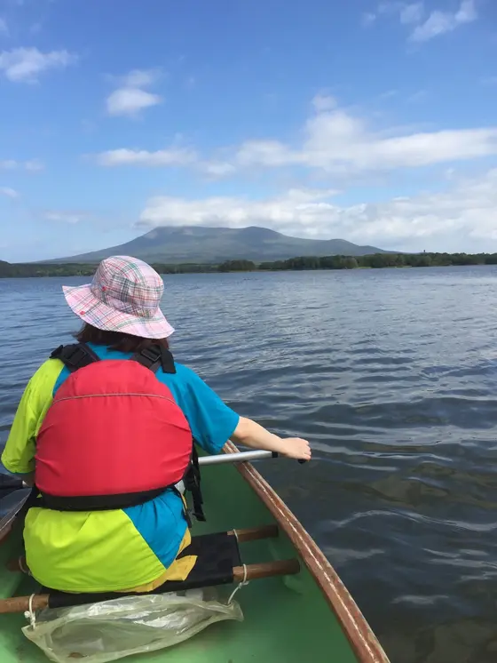 湖面をゆっくり進みます