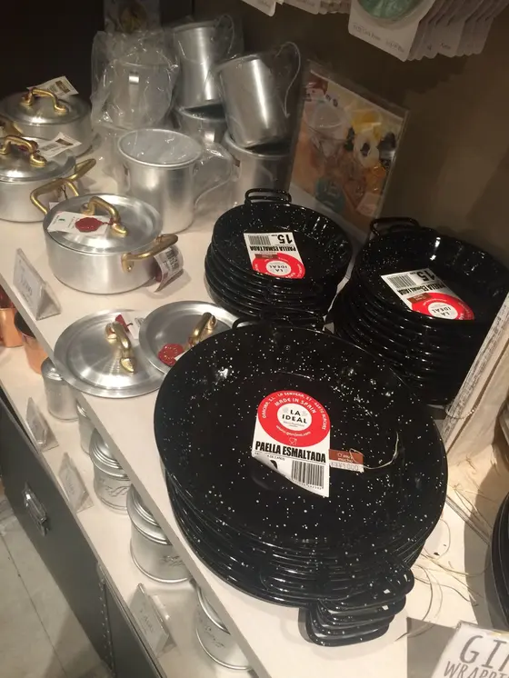 かわいいサイズのパエリア鍋も