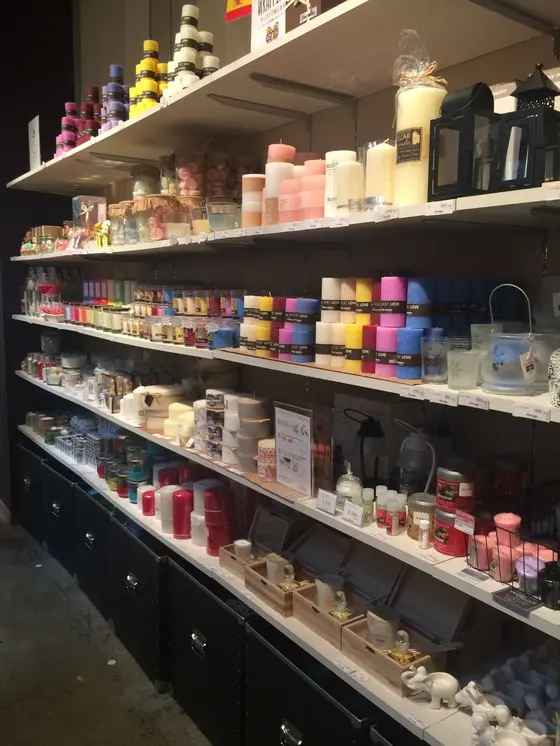 かわいいキャンドルが棚いっぱいに