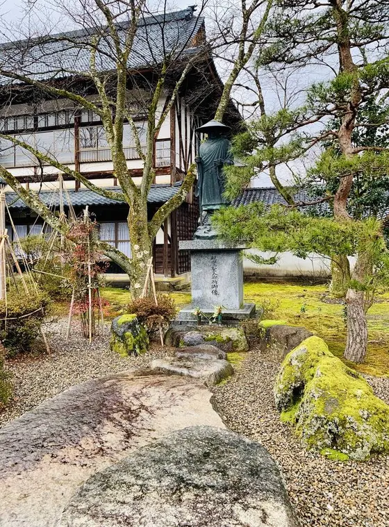 親鸞聖人の像
