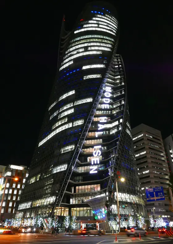 夜のスパイラルタワー