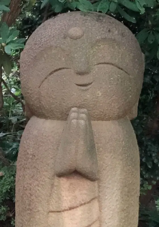 階段を降りてきたら左へ