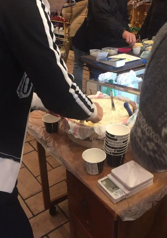チーズの量り売り。