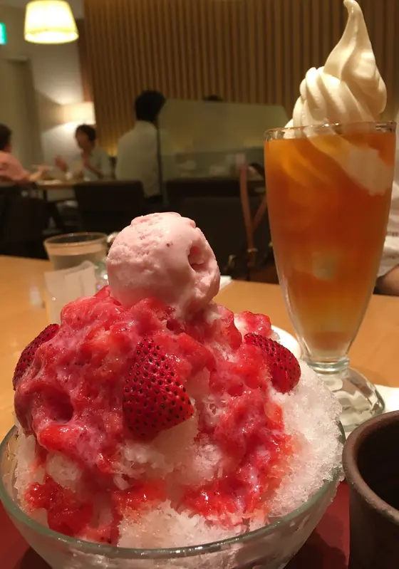 いちごミルクのかき氷 ￥918