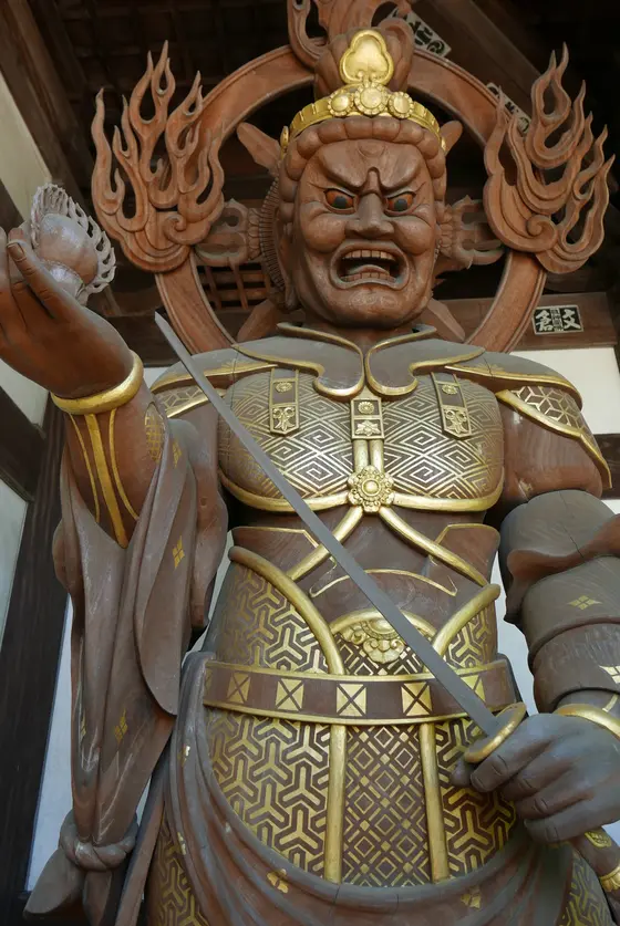 迫力の四天王像がある