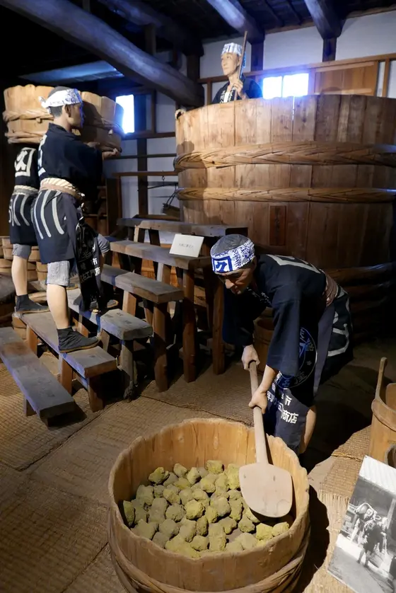 味噌づくりの作業風景