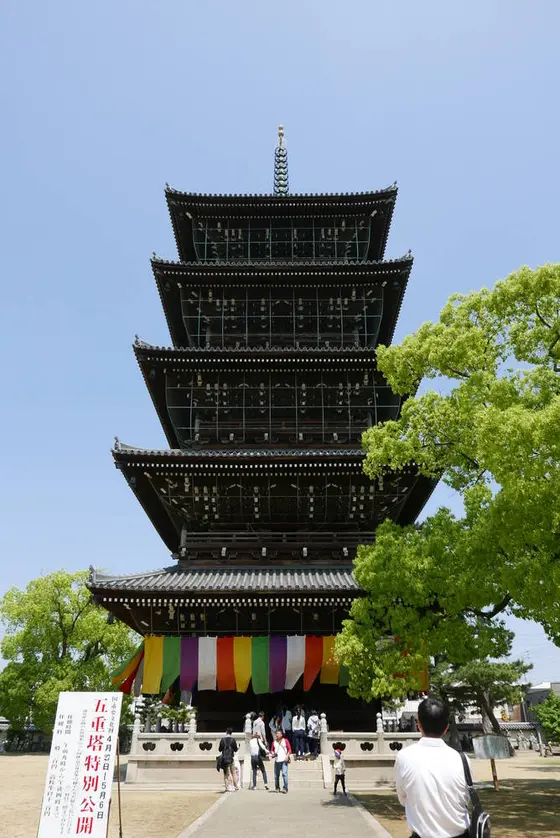 古くて巨大な五重塔