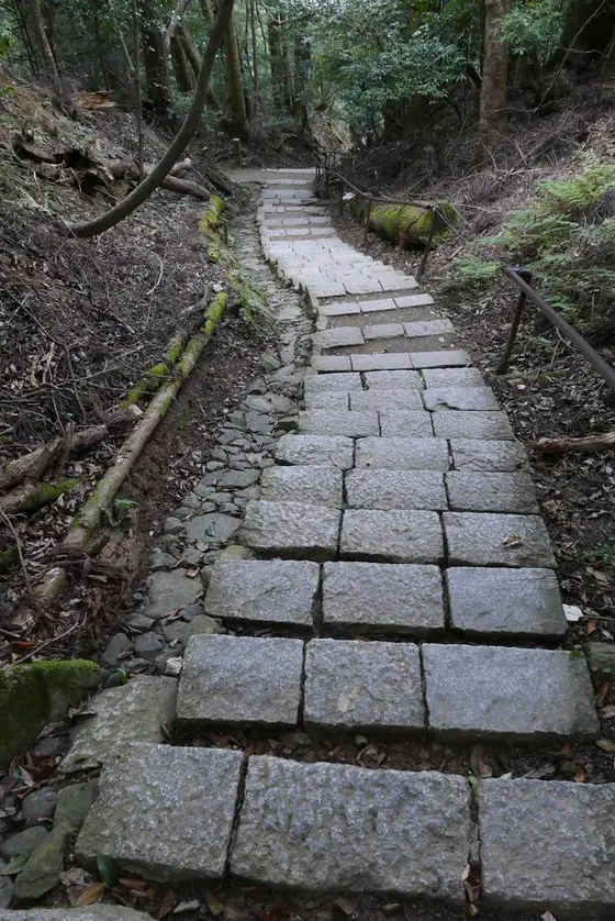 奥の院へと向かいます