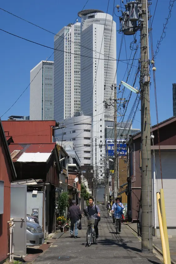 下町と高層ビル群