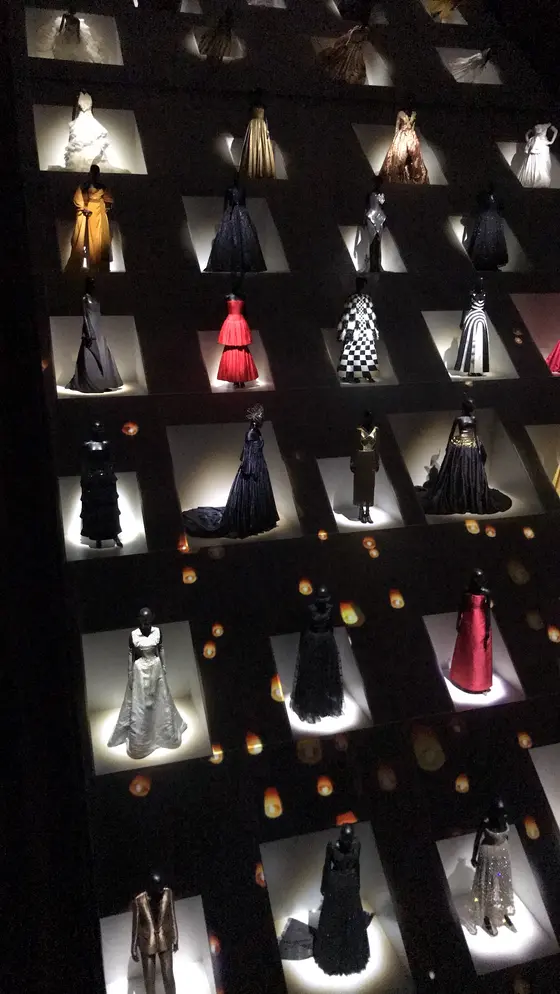 プロジェクターを活用した展示