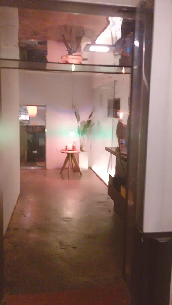 開けたら隠れ家バーが出現。