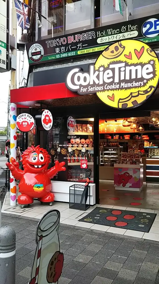 JR原宿駅から坂をあがっていくとすぐの場所にあります