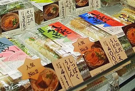 ショーケースにはテイクアウト用のおうどんが