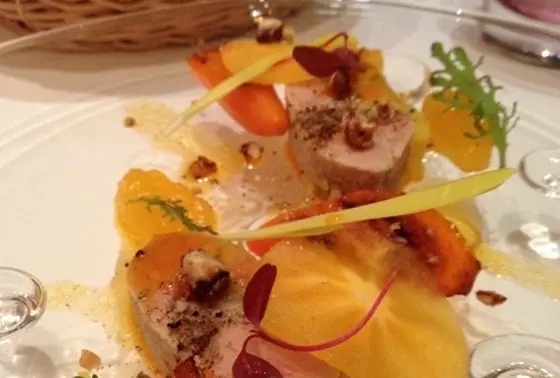 メイン料理も華やかで、おいしいんです。