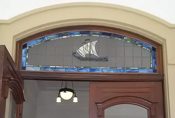 玄関扉の上のステンドグラス⛵