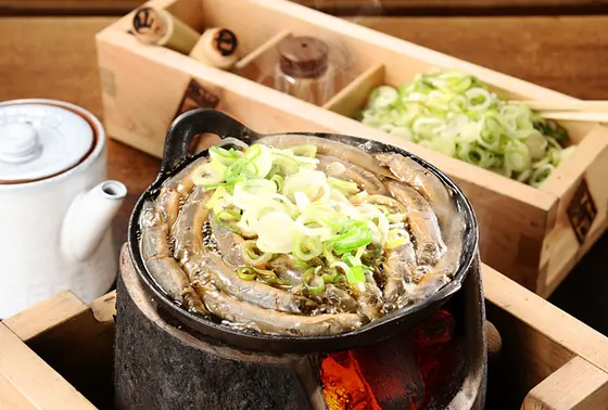 看板の「どぜう」のみならず、クジラやナマズの料理も名物！