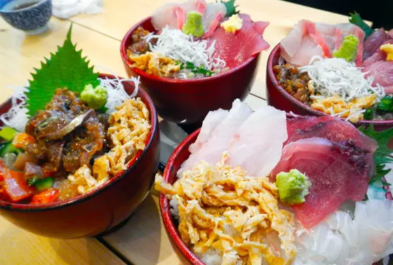 贅沢に盛った海鮮丼