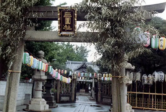 白い狐が三べん回ってコン！　それが「三囲神社」の由縁です