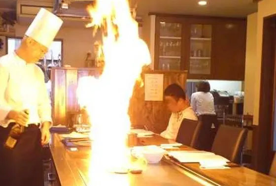 良いお肉を頼む人はカウンター席へ