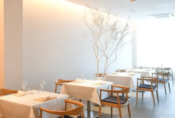 白を基調にした店内￼