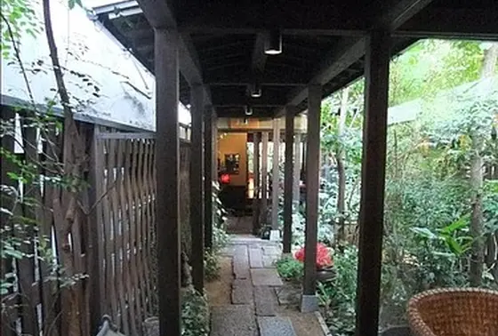 奥の部屋まではお庭を抜けて。