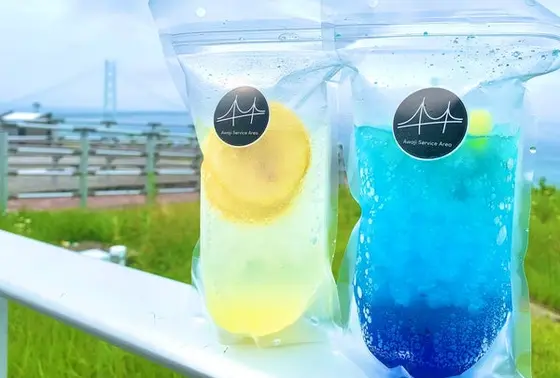 ジッパードリンク🥤/ [左]太陽の瀬戸内レモンスカッシュ、[右]深海のブルーソーダ