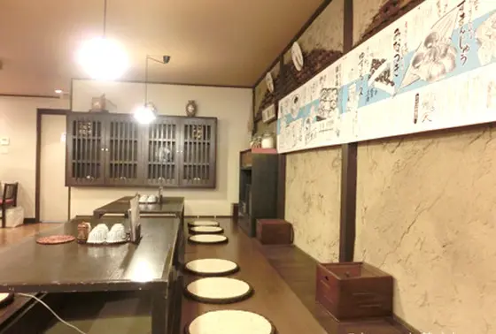 民芸風の店内でほっこり