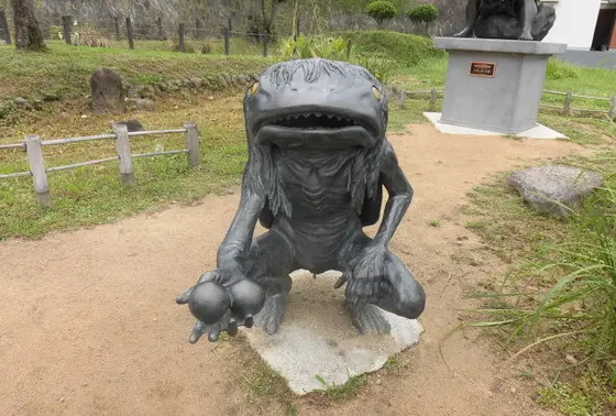 一匹は池のほとりに