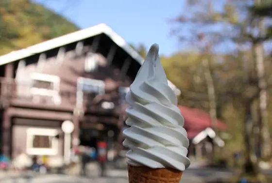 童心に帰ってソフトクリームを食ぱくり。