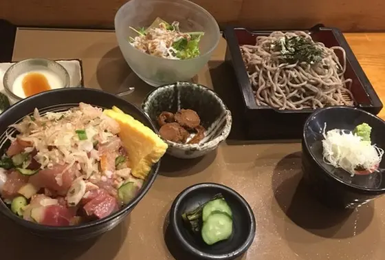 まかない丼とお蕎麦のセット