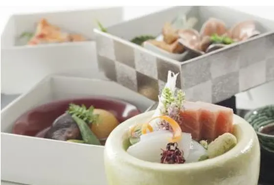 お食事は個室レストランにて