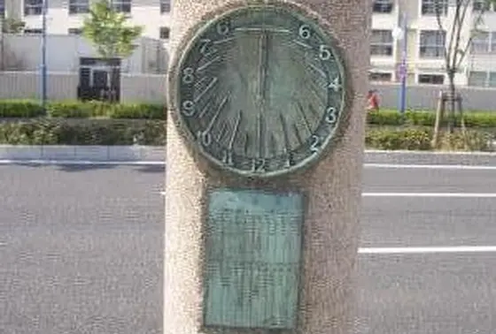 日時計？謎の深まる石碑