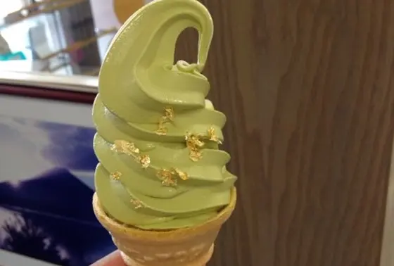 金箔を塗したソフトクリーム