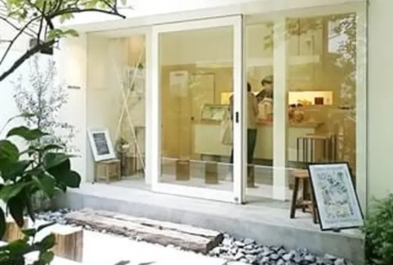 裏路地のケーキ屋さん
