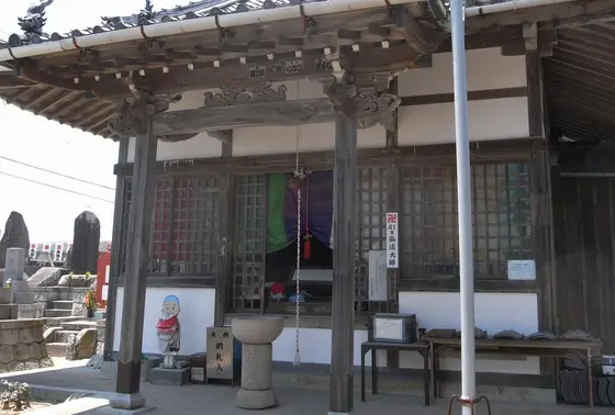 弘法堂は左側に