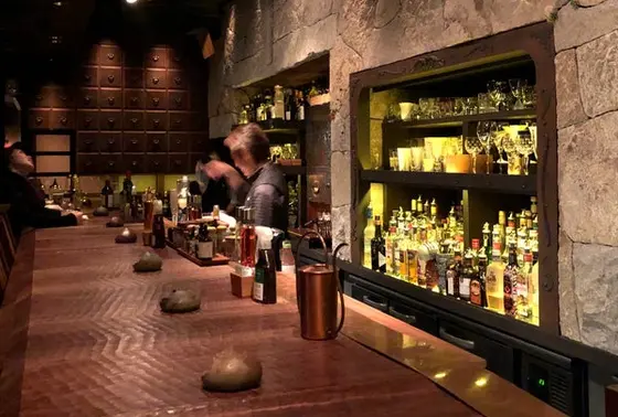 近くに系列店「BAR タビ式」もある
