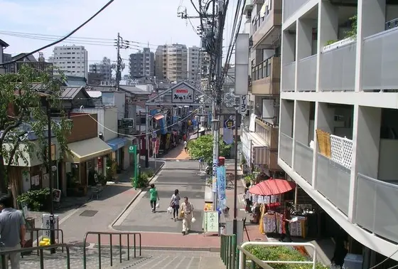 茶遊亭はだんだんの階段の下