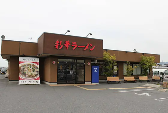 店内は広く沢山席があります。