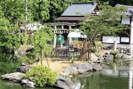 池泉廻遊式庭園内に浮かぶ社殿