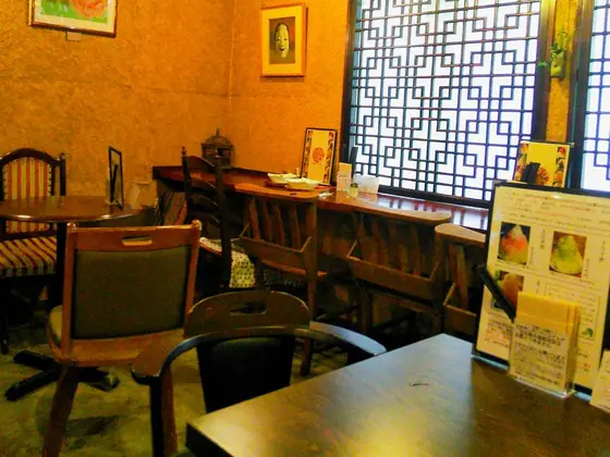 どこか中国的な店内