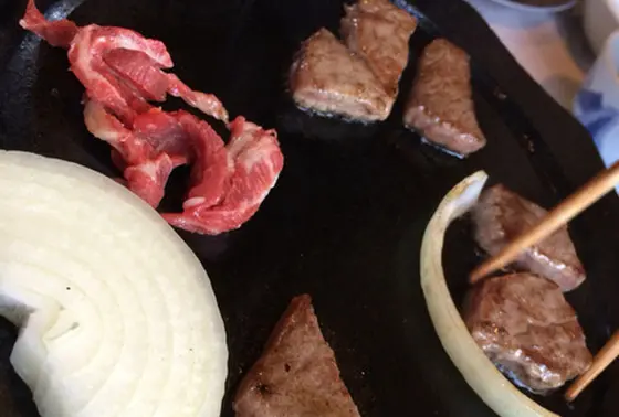 新鮮な馬肉を焼いちゃいます。