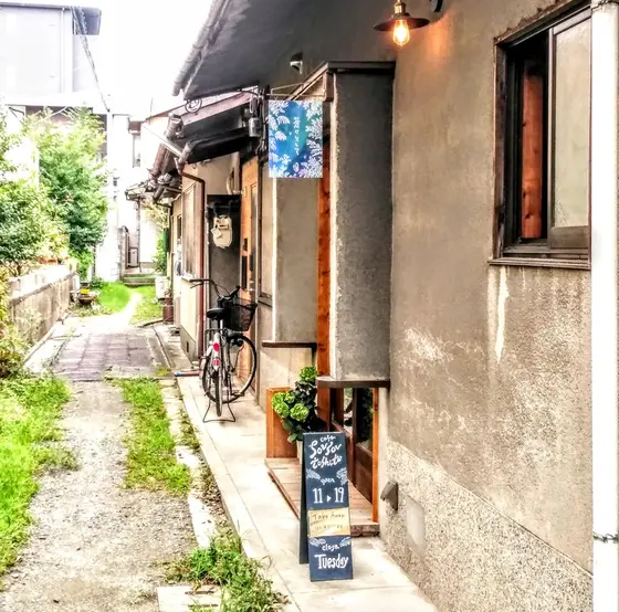 お花に自転車…「生活」が感じられる路地の先に
