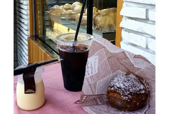 店頭のベンチでオヤツタイム